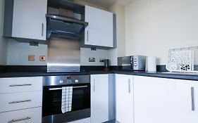 Modern Top Floor Apartment With Free Secure Gated Parking Wifi